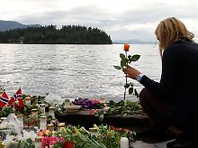 Ein Mensch wird noch immer vermisst, die Suche im Fjord dauert an.