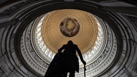 Die USA vor der Zahlungsunfähigkeit: Welche dunkle Macht zieht da die Fäden? Für die deutsche Wirtschaft ist das "Geschacher" einfach nur "kindisch".