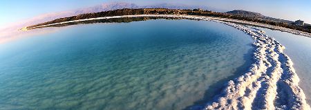 Das Tote Meer ist der salzigste See der Welt. Seine rund 700 Quadratkilometer große Wasserfläche ist in zwei voneinander unabhängige Seen geteilt. 