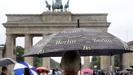 Regenschirme bestimmen das Bild vor dem Brandenburger Tor in Berlin. 