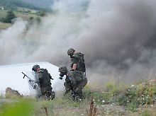 27. Juli: KFOR-Soldaten durchkämmen das Gelände nach maskierten serbischen Extremisten, nachdem der Grenzübergang Jarinje in Brand gesteckt worden war.