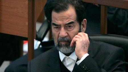 Saddam Hussein während des Prozesses gegen den ehemaligen Diktator.