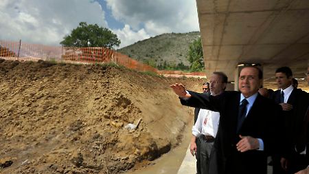 Berlusconi auf einer Baustelle für neue Wohnungen in  L'Aquila.