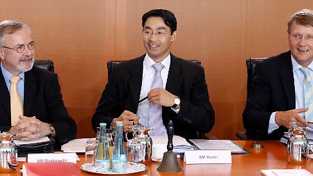 Hoyer links, Pofalla rechts: Rösler im Kanzleramt.