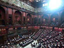Berlusconi spricht in Rom.