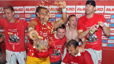 Bilder aus vergangenen Zeiten: Die Augsburger feiern im Mai 2011 den erstmaligen Bundesliga-Aufstieg. Inzwischen ist die Euphorie verflogen.