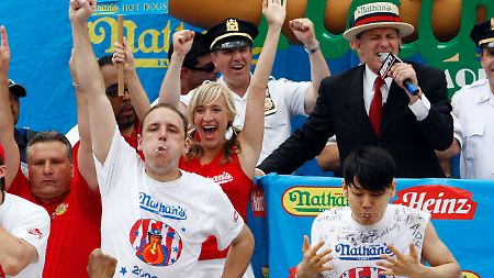 Geschafft: Keiner isst so schnell so viele Hotdogs wie Joey Chestnut.