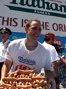 Diese Masse an Wurstbrötchen befinden sich nun in Chestnuts Bauch.