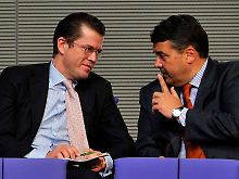 Gabriel will seine Kabinettskollegen Guttenberg von der Atomkraft abbringen.