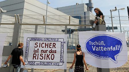 Atomkraftgegener protestieren vor dem Kernkraftwerk Krümmel.