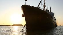 Bis ein Kreuzfahrtschiff kommt. (Ehemaliges norwegisches Postschiff "MS Nordstjernen", zu einem Kreuzfhartschiff umfunktioniert)