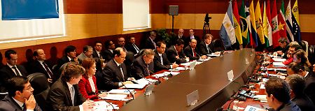 http://www.n-tv.de/img/39/3988501/Img_17_6_450_2011-08-05T163334Z-01-LIM101-RTRMDNP-3-SOUTHAMERICA-ECONOMY.JPG3345496814033352396.jpg