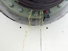 Beim Kernkraftwerk Krümmel läuft nach Aussagen des Betreibers am Isolator einer so genannten Kerze eines defekten Transformators Öl aus (Vattenfall-Handout).