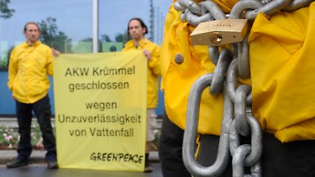 Greenpeace-Protest vor dem Kernkraftwerk Krümmmel.