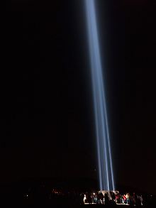 Der Imagine Peace Tower, der in Reykjavik an John Lennon erinnert, sendet einen mit Strom aus Erdwärme betriebenen Lichtstrahl aus.