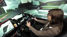 Die Diplom-Ingenieurin Anne Carlsson sitzt im Institut für Verbrennungsmotoren und Kraftfahrwesen IVK der Universität Stuttgart in einem Fahrsimulator.