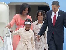 Obama wird von seiner Ehefrau Michelle und seinen Töchtern Sasha und Malia begleitet.