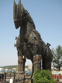 ... und an der Hafenpromenade von Canakkale (Original-Requisite aus der Troja-Verfilmung von Wolfgang Petersen).