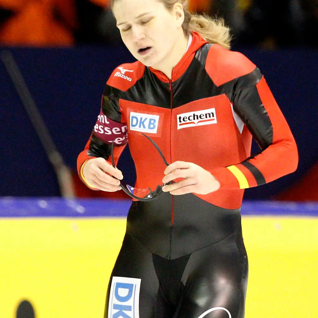2011-01-23T153644Z-01-MKN153-RTRMDNP-3-SPEEDSKATING-JPG6292113512772858773