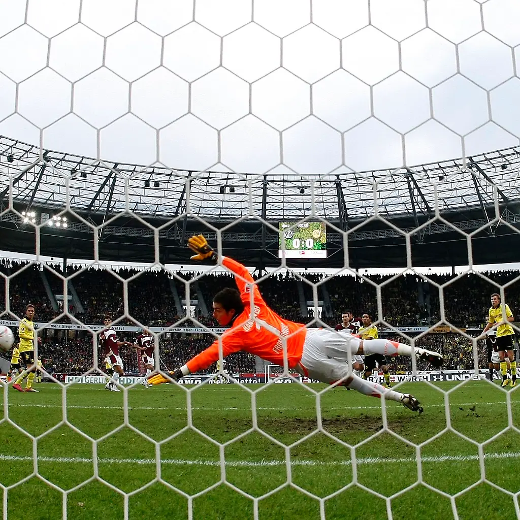 2010-11-07T154134Z-01-HAN09-RTRMDNP-3-SOCCER-GERMANY-JPG6742953615385099822