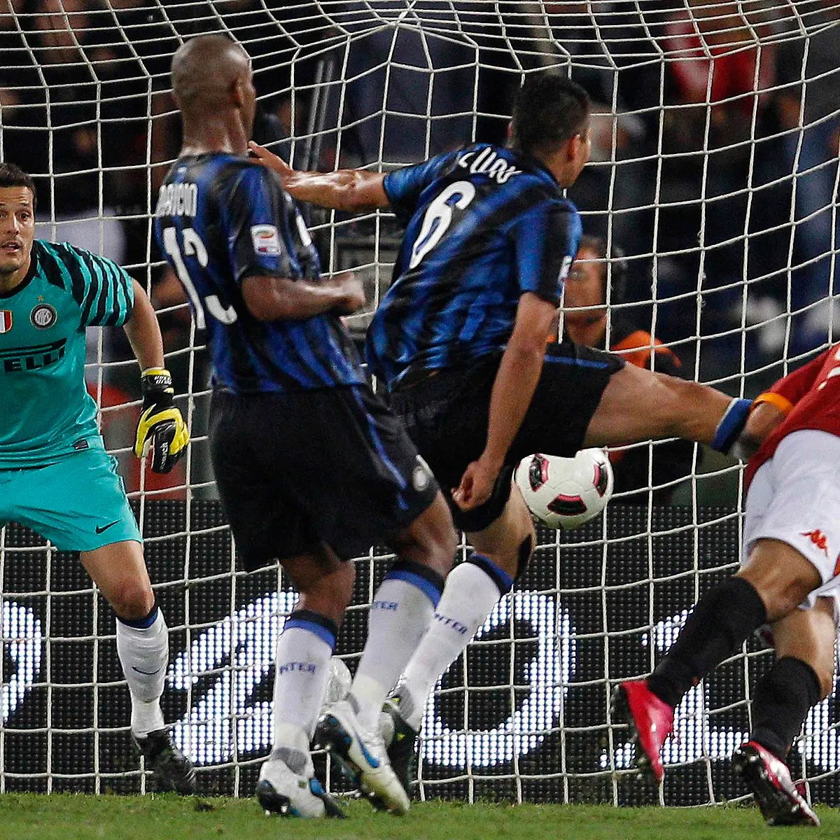 2010-09-25T210704Z-01-TGN111-RTRMDNP-3-SOCCER-ITALY-JPG1398557769296386659