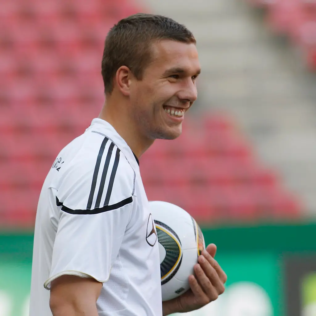 2010-09-06T163421Z-01-INA104-RTRMDNP-3-SOCCER-EURO-JPG3352145079571815356