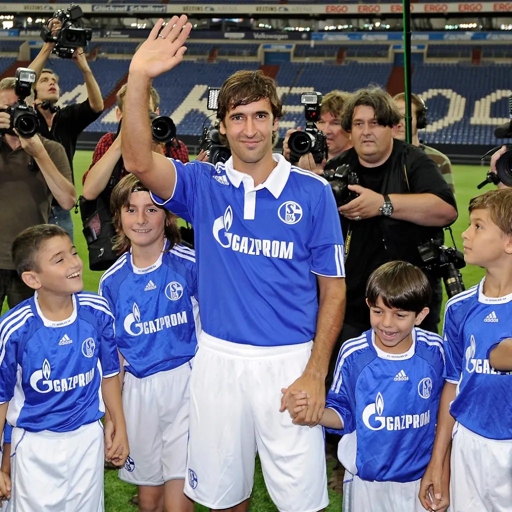 Germany-Soccer-Schalke-Raul-MME107-jpg997947011176652053