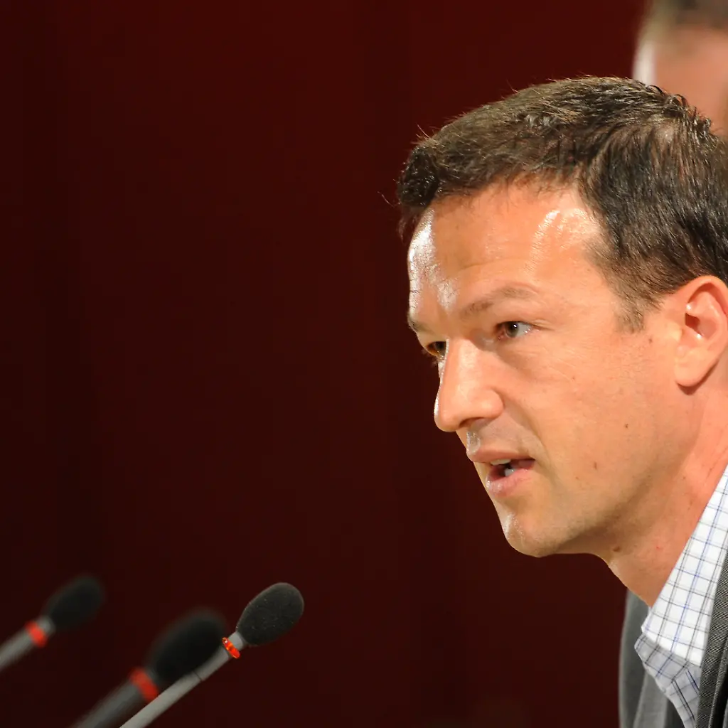 Deu-VfB-Stuttgart-Bobic-MSTU106-jpg739558808750036266