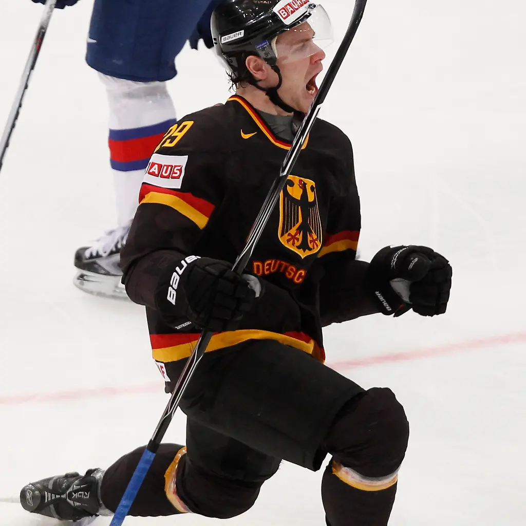 2010-05-18T150115Z-01-COL110-RTRMDNP-3-ICE-HOCKEY-WORLD-JPG6257021746597955629