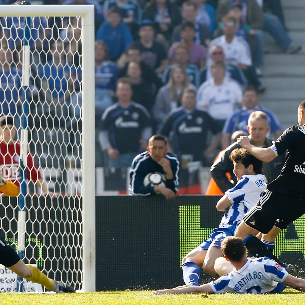 2010-04-24T154923Z-01-TOB08-RTRMDNP-3-SOCCER-GERMANY-JPG398442472576952569