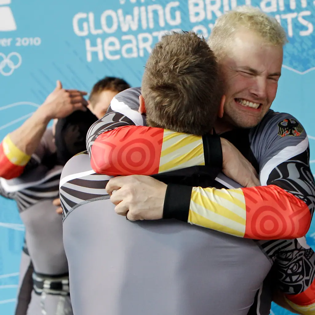 Vancouver-Olympics-Bobsled-OLYBO155-jpg7791833114134619913
