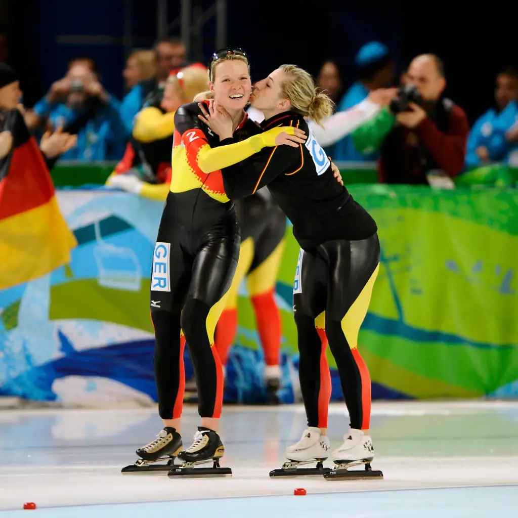 OLY425-OLYMPICS-SPEEDSKATING-0227-11-JPG8832898908262939743