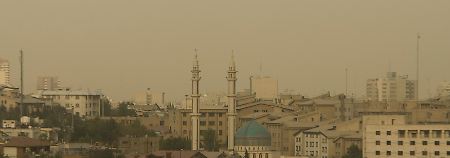 Teheran am Montag. Die Stadt liegt unter einer Dunstglocke. Die Arbeit der westlichen Medien wird weiter behindert.