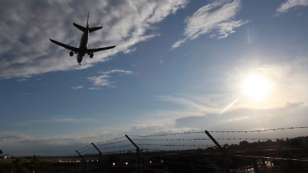 Arbeitgeber rufen Schlichtung an: Fluglotsenstreik fällt aus