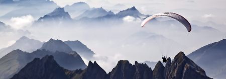 Ruhiger Flug in turbulenten Zeiten: Anleger und Gleitschirmflieger wissen sichere Landeplätze zu schätzen.