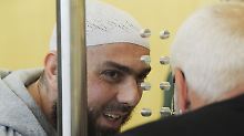Im sogenannten Sauerland-Prozess spricht der Angeklagte Adem Yilmaz (l) mit seinem Anwalt Karl Engel.