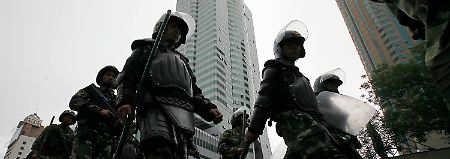 Chinas Staatsmacht versucht mit einem massiven Aufgebot an Sicherheitskräften die Lage zu beruhigen.