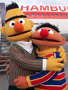n-tv.de traf Ernie und Bert zum Interview in Hamburg.