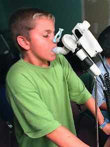 Kinder beim Lungefunktionstest in einer Asthma-Klinik. 