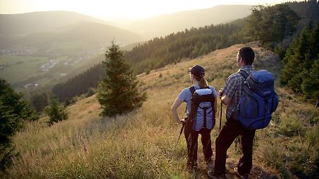Stimmungsvolle Aussichten und Fernsicht: Wanderer in Südwestfalen.
