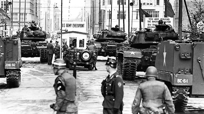 Der Mauerbau: Die DDR sperrt ihre Bürger ein