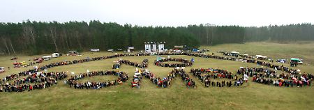 Protestaktion im Jahr 2005: Menschen formen die Worte "No Bombs" auf dem Platz des geplanten Übungsgeländes.