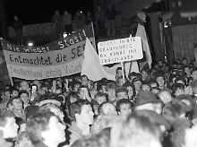 Nach einer friedlichen Demonstration vor der Stasizentrale in der Berliner Normannen-/Ruschestraße stürmen Tausende das Gebäude des DDR-Ministeriums für Staatssicherheit (Archivfoto vom 15.01.1990).