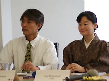 Aya Marumori (r.) und Wataru Iwata bei der Pressekonferenz in Berlin.