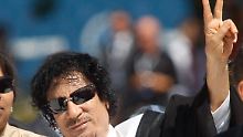 Gaddafi erschien in weißer Beduinen-Tracht und mit großer Ordensspange.
