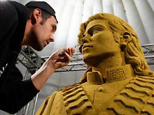 Der russische Künstler Borecki fertigt eine Jackson-Figur während des Sand Sculptures Festival im belgischen Blankenberge.