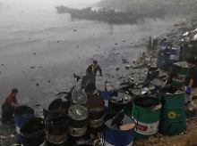 Das chinesische Wirtschaftswachstum hat verheerende Auswirkungen auf die Umwelt: Ölverschmutzung in der Bucht von Weitang.