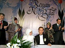Gerade schon legal: Die 17-jährige Reyyan bei ihrer Hochzeit mit Bilal, dem Sohn des türkischen Premierministers Receb Tayyip Erdogan.