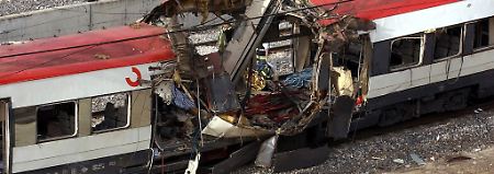 Blick auf einen bei einer Explosion zerstörten Waggon am Bahnhof Atocha in Madrid (Archivfoto vom 11.03.2004).