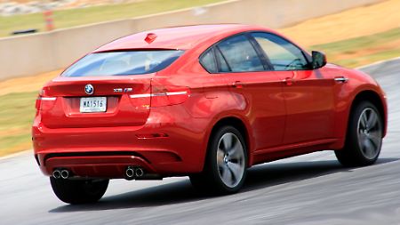 Eher selten bei Serienautomobilen: Der BMW X6 M rollt auf 20 Zoll großen Felgen, die hinteren Reifen sind 315 Millimeter breit.